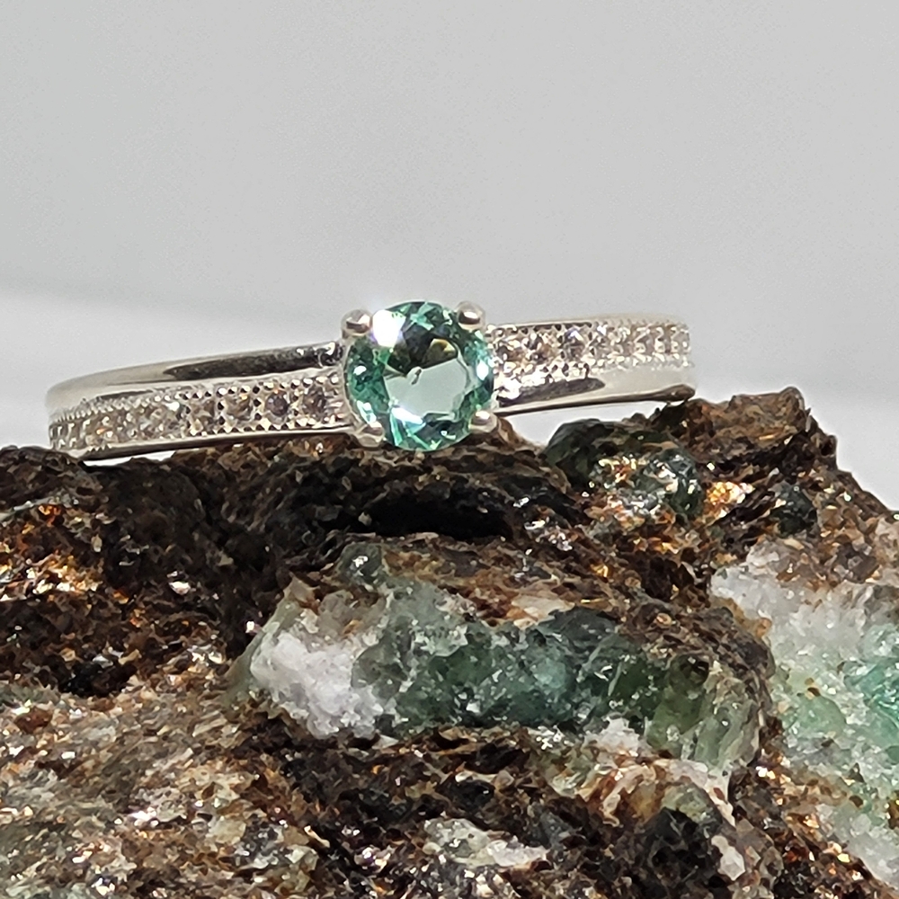 Elegant Silver and Green Gemstone Ring